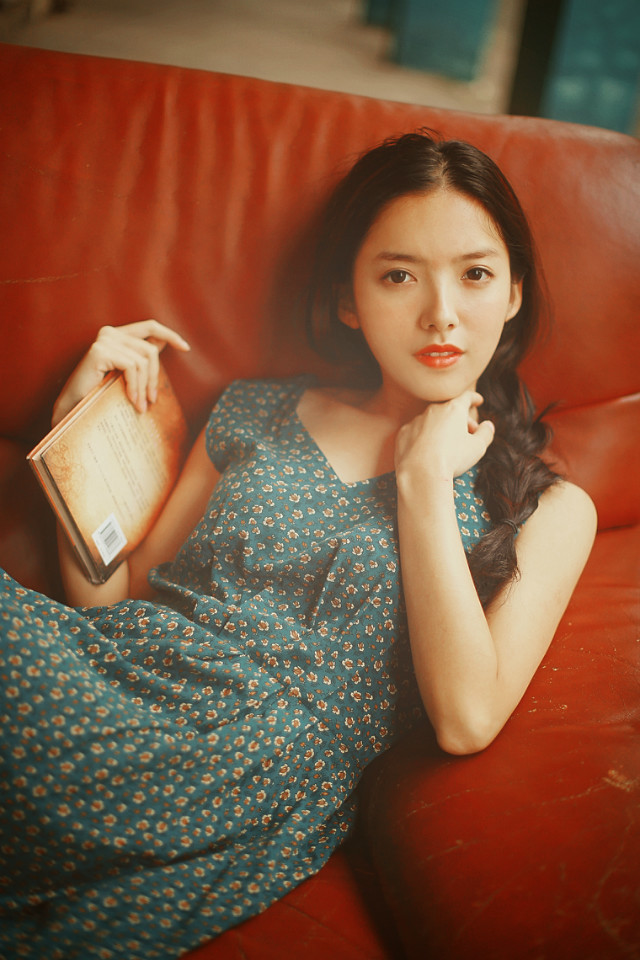 碎花长裙的红唇女孩唯美图  第6张