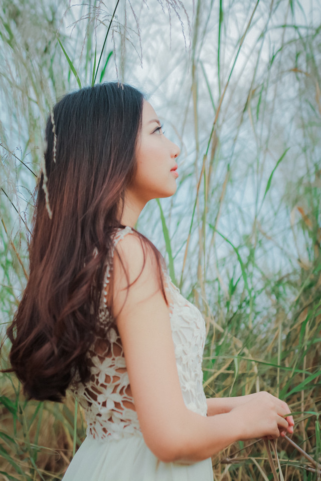 草地上白裙唯美少女图  第12张