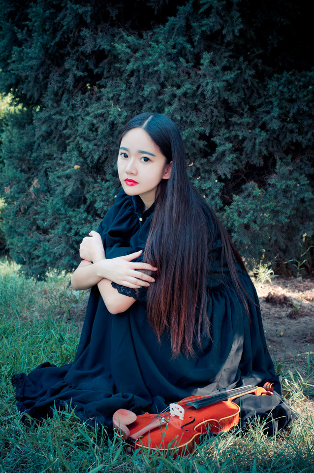 小提琴女子户外清纯图  第1张