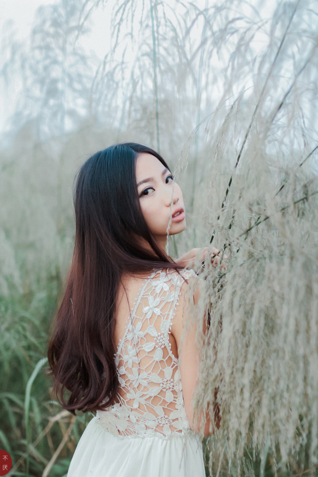 草地上白裙唯美少女图  第11张