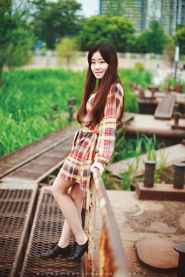 格子裙女子的户外绿野一片  第3张