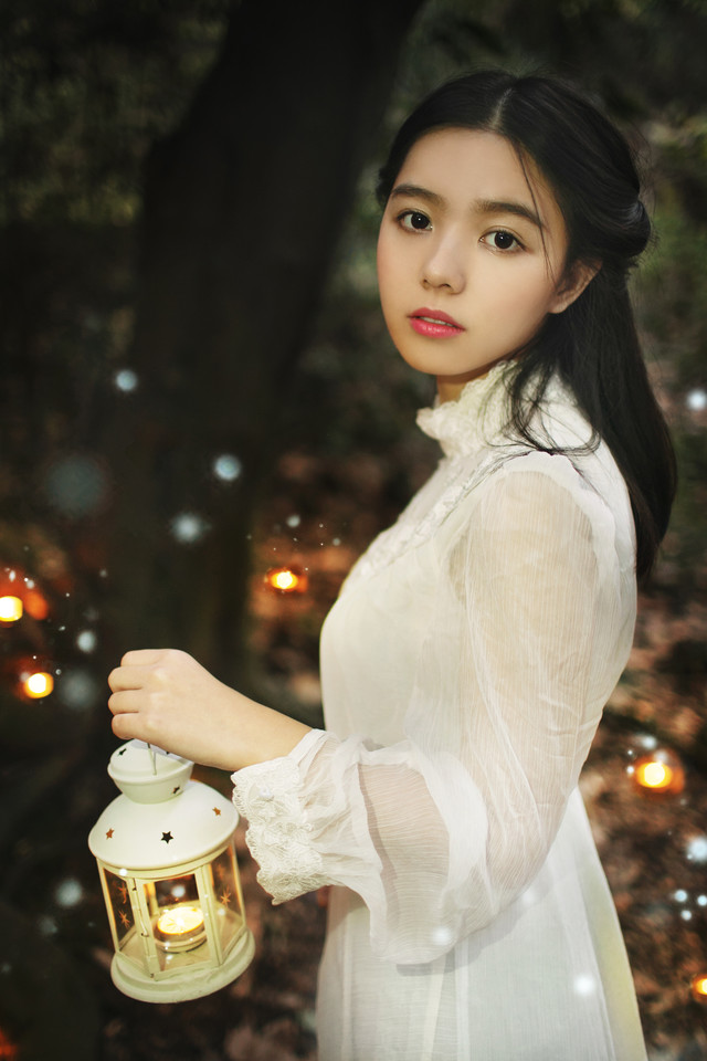 树下美女夜晚灯光点点  第5张