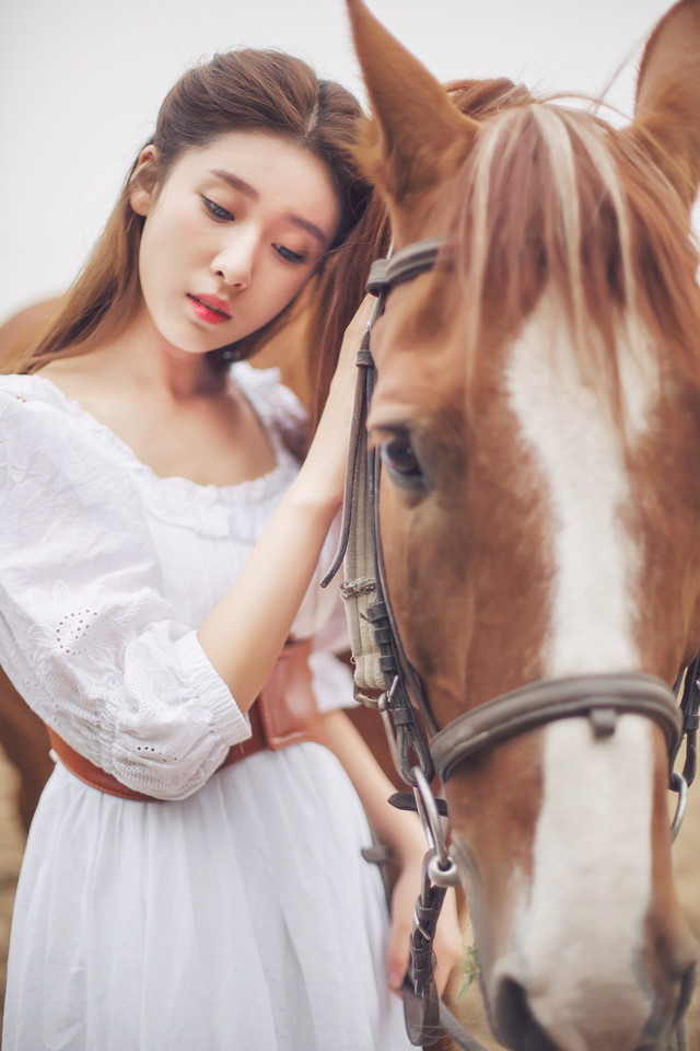 女子与马的亲密接触图  第7张