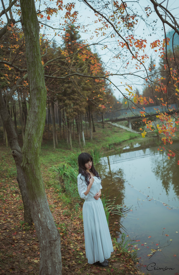 白裙美女在公园仰望  第10张