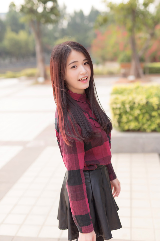 格子衫美女甜美卖萌图  第12张