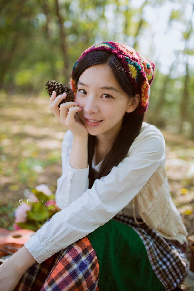 碎花裙美女森林捡松果  第6张