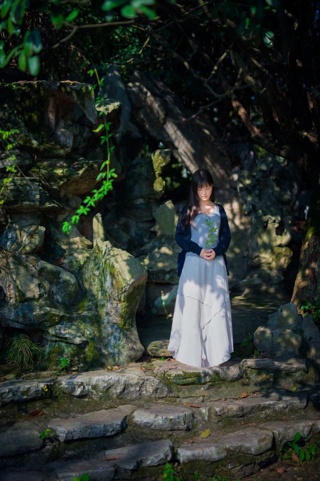 长发美女户外清纯甜美图  第10张