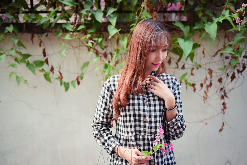 格子长裙女子的秀气写真  第16张