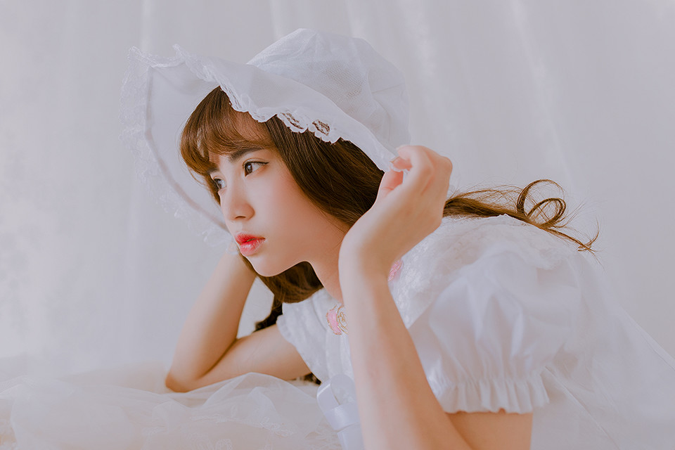 纯白私房的白裙卷发女子  第12张