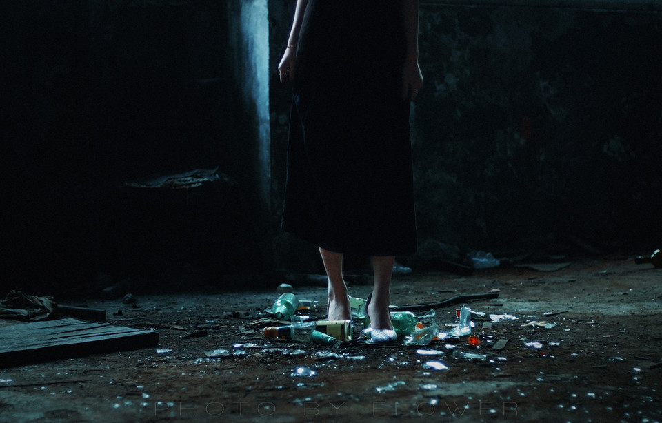 黑裙女子废楼的沉淀图  第1张