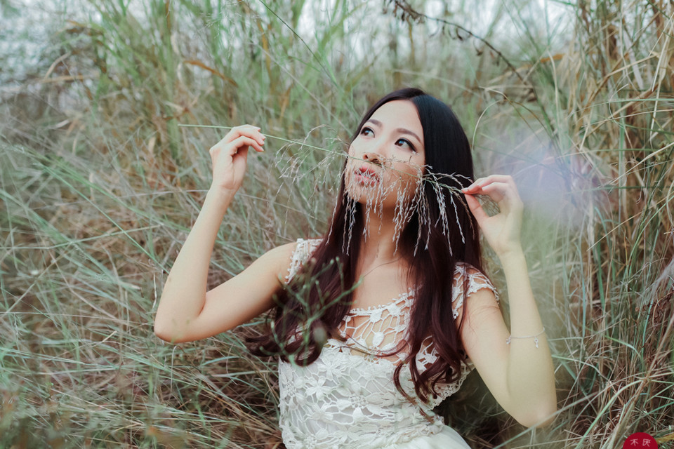 草地上白裙唯美少女图  第1张