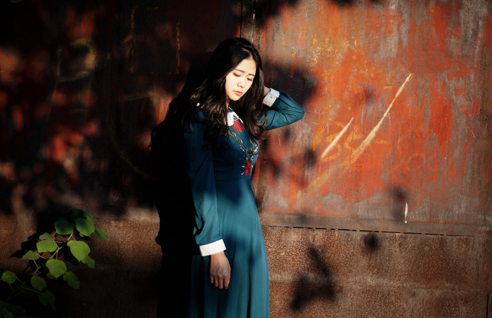 铁轨上长裙迷人唯美图  第3张