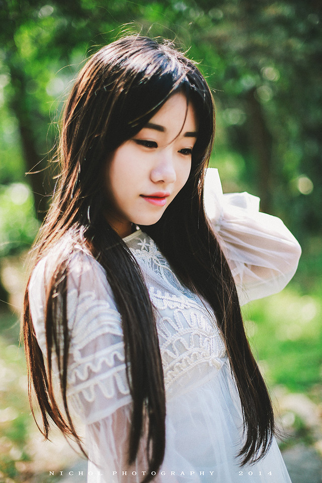 小清新女子森林小路的清纯美女  第1张