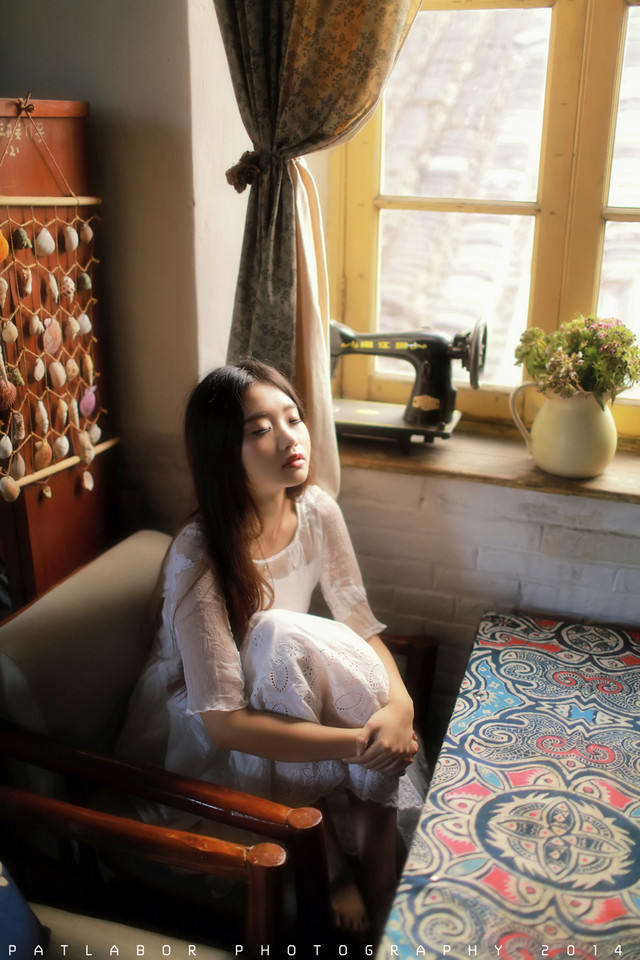 清纯白裙美女在等待  第3张