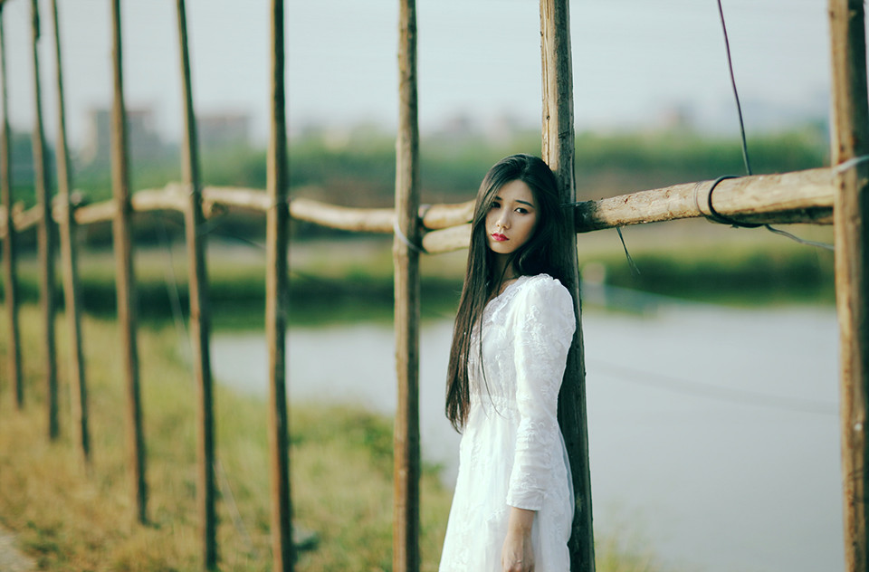 长裙女子户外思绪  第7张