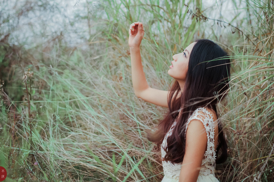 草地上白裙唯美少女图  第22张