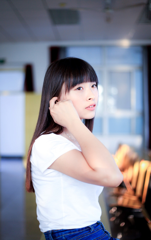 教室内的清晨长发美女  第9张