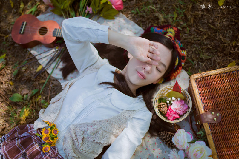 碎花裙美女森林捡松果  第11张