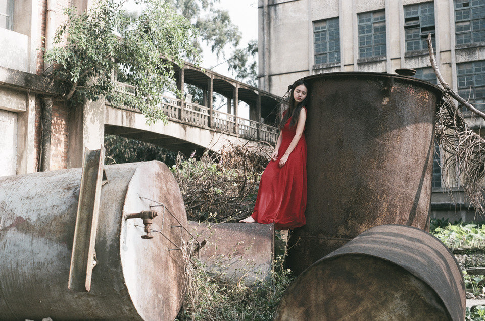 红裙女子白皙肌肤迷人写真  第5张