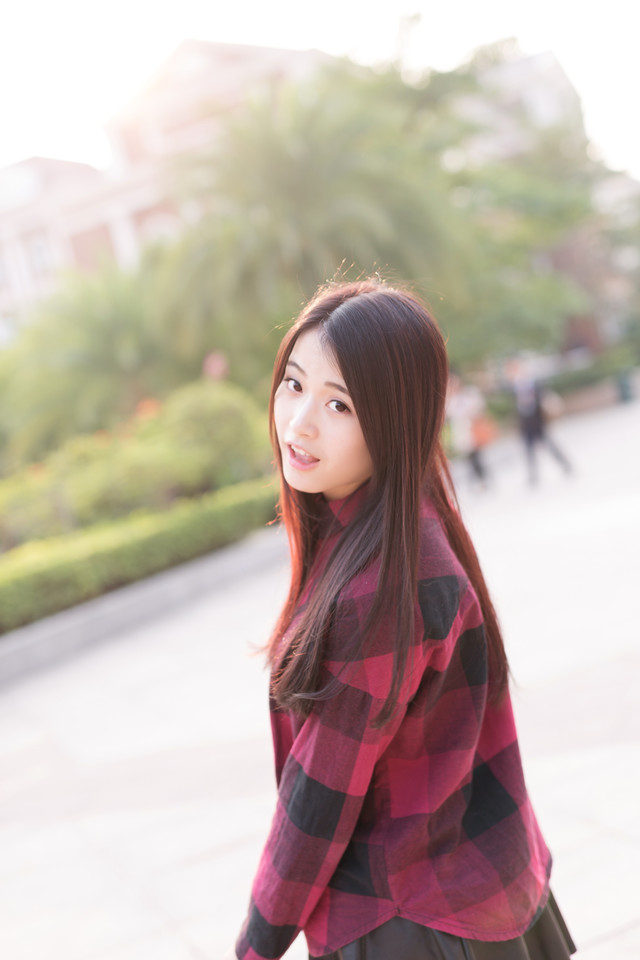 格子衫美女甜美卖萌图  第6张