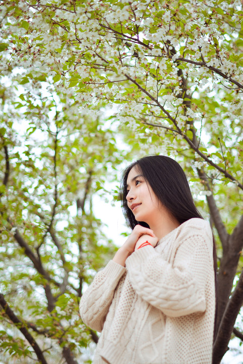 花下女子的甜美迷人图  第2张