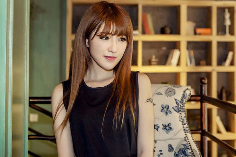 复古书店的清纯动人美女  第7张