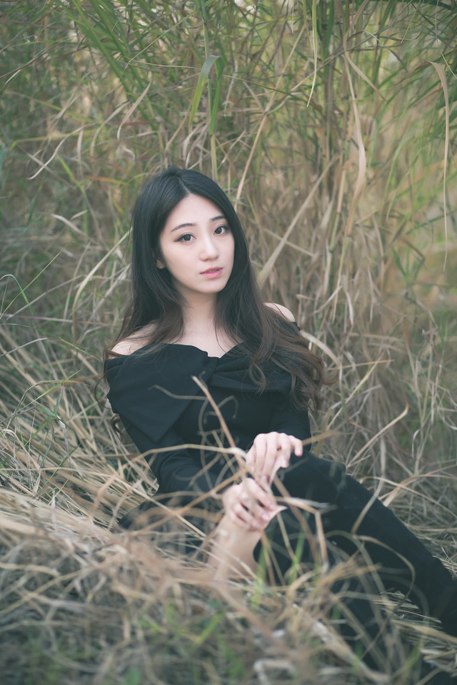 冬季清纯卷发女子寻找希望  第6张