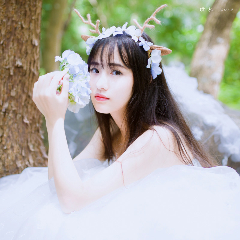 麋鹿姑娘森林唯美图  第2张