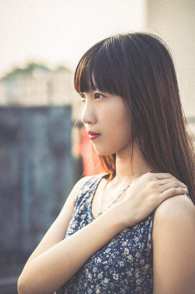 碎花长裙美女在天台清纯照  第3张