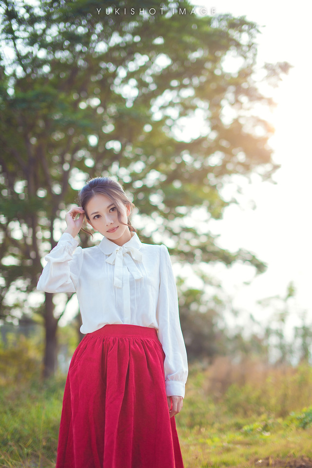 红裙美女的户外清纯图  第1张