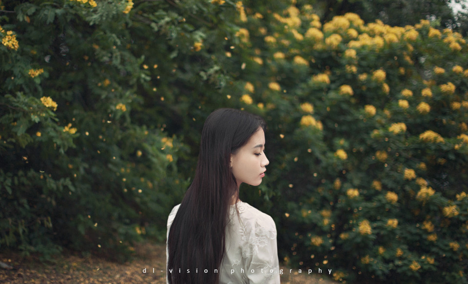 花丛中的白裙迷人少女  第12张