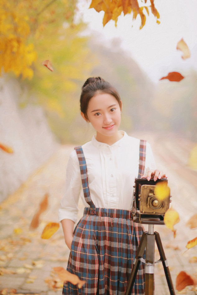 秋日的清纯女子铁轨图  第3张