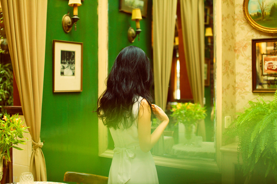 优雅美女夏日甜美笑容图  第3张