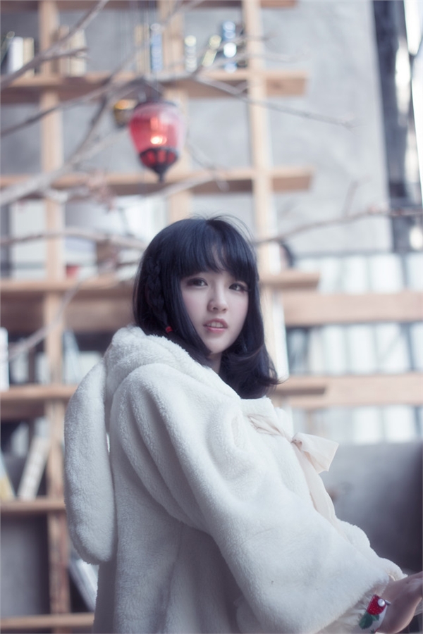 白皙女子冬日清纯写真  第2张