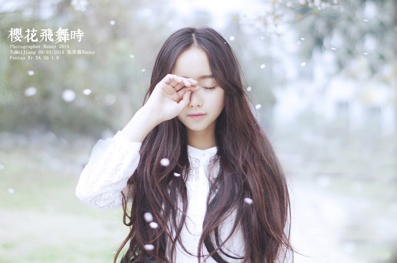 樱花飞舞下长发美女清纯图  第9张