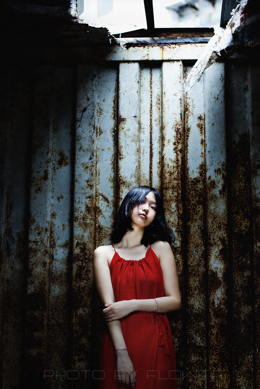 废弃建筑的吊带长裙的短发女子  第11张