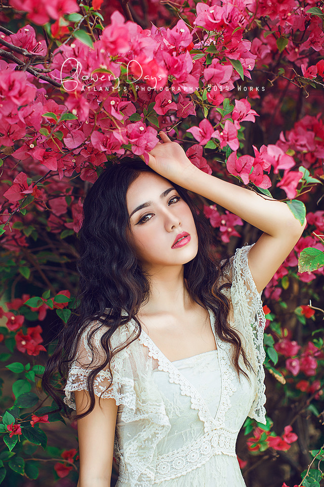 花中卷发清纯迷人女子  第8张