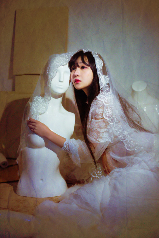 白裙少女私房忧郁迷人图  第4张