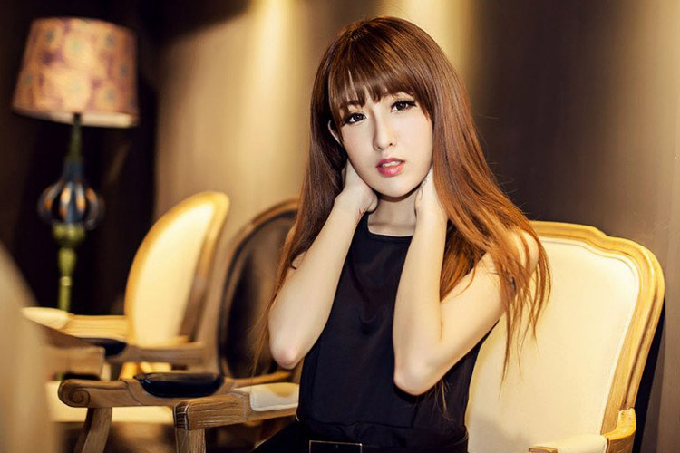 复古书店的清纯动人美女  第9张