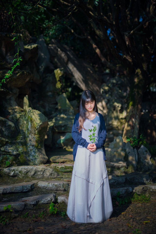 长发美女户外清纯甜美图  第8张