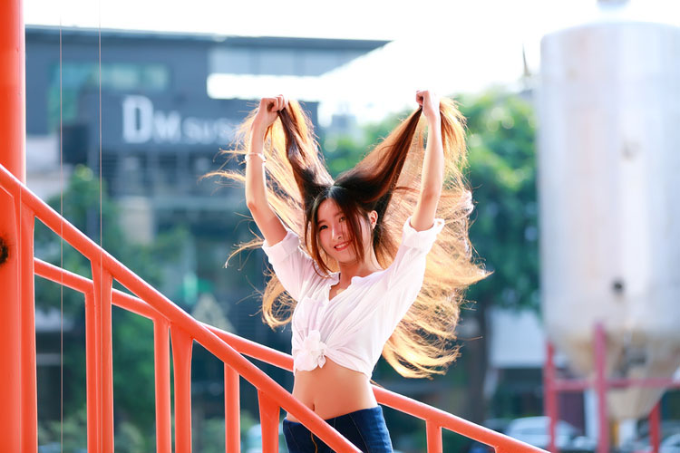 晚秋时分的清纯可爱美女  第10张