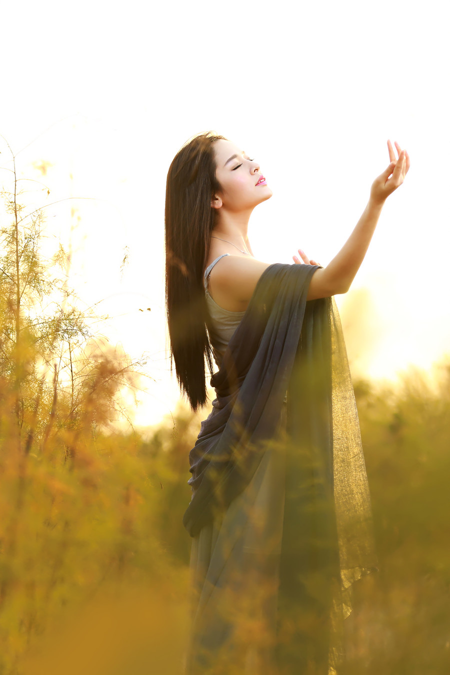 养眼美女户外夕阳落下  第3张