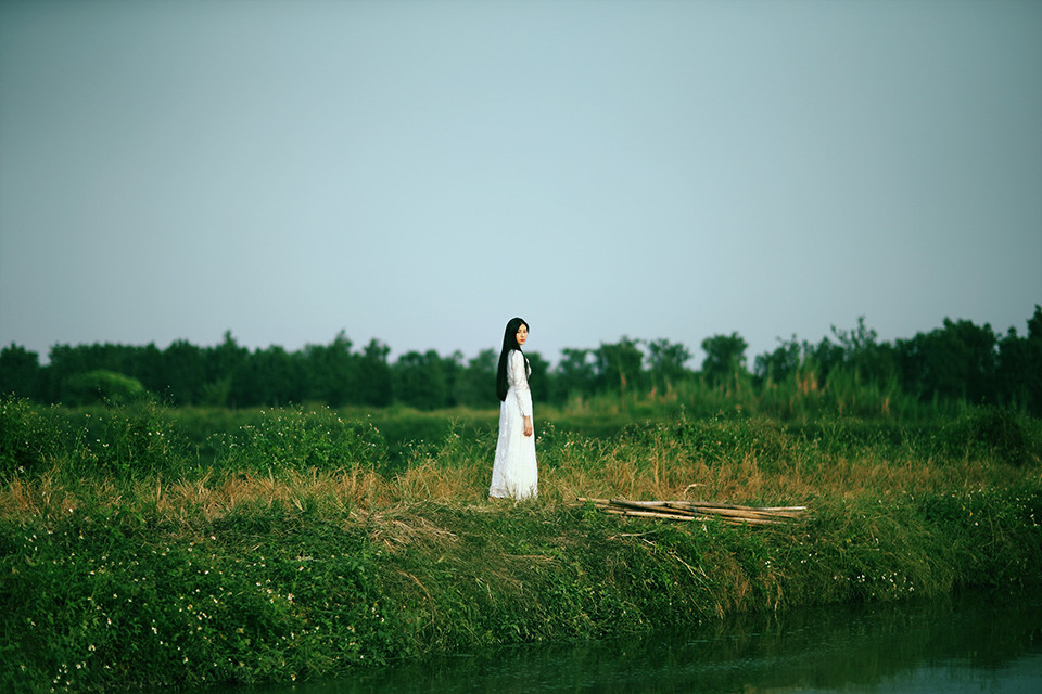 长裙女子户外思绪  第5张