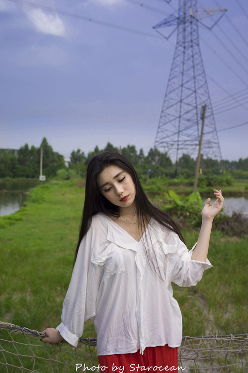 树下的清纯女神唯美写真  第2张