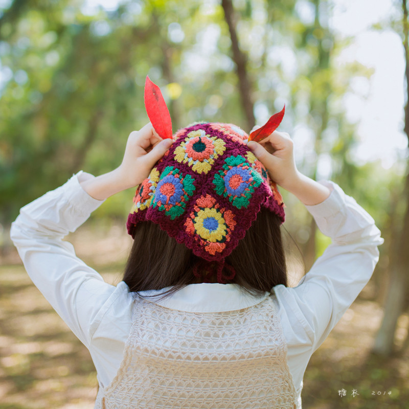 碎花裙美女森林捡松果  第23张