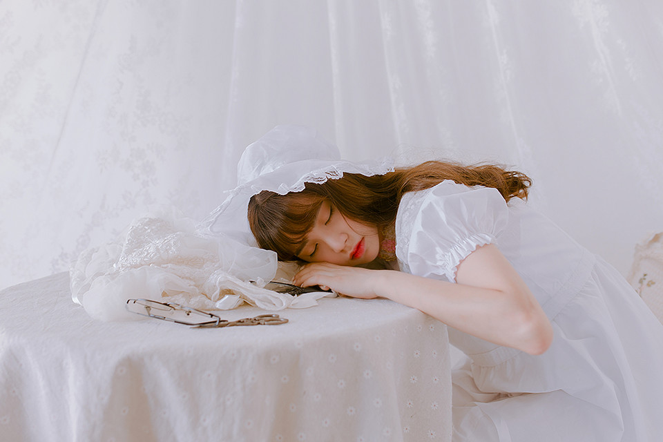 纯白私房的白裙卷发女子  第7张