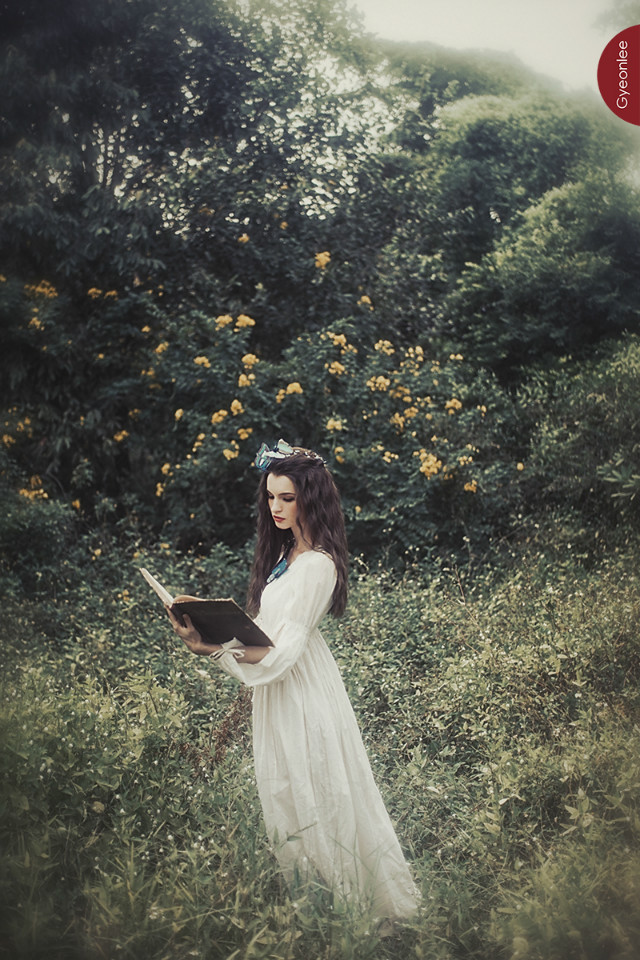 草丛长裙美女唯美图  第17张