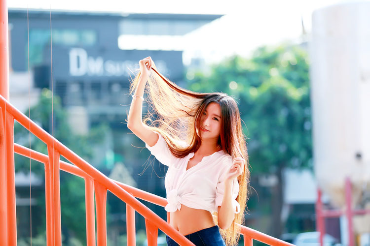 晚秋时分的清纯可爱美女  第14张