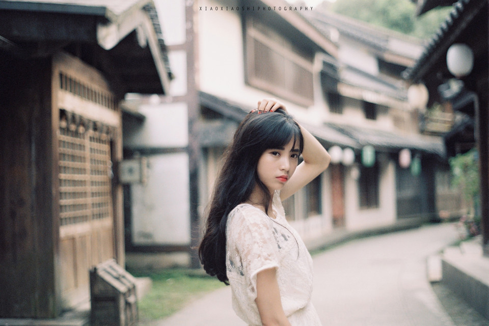 白裙蕾丝美女呆萌写真  第9张