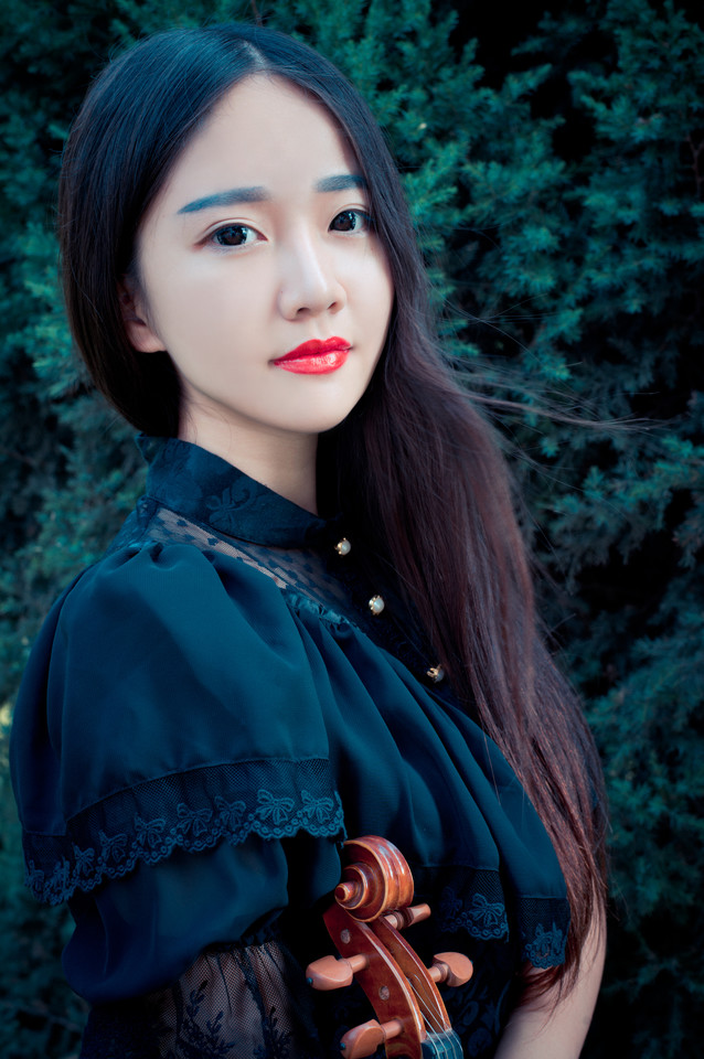 小提琴女子户外清纯图  第5张
